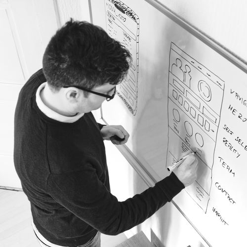 Foto Johannes an Whiteboard