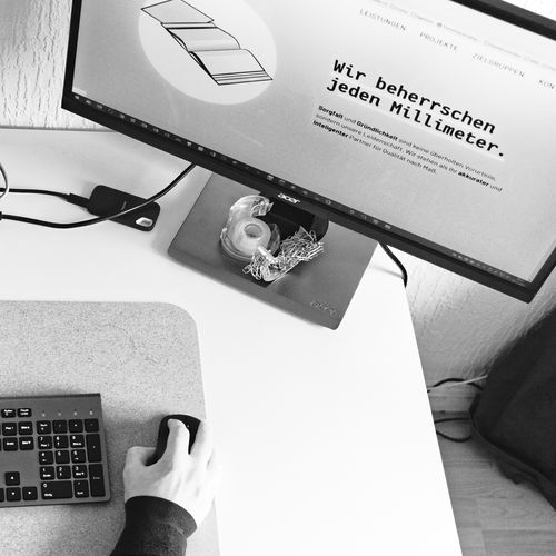 Foto Monitor mit Webseite